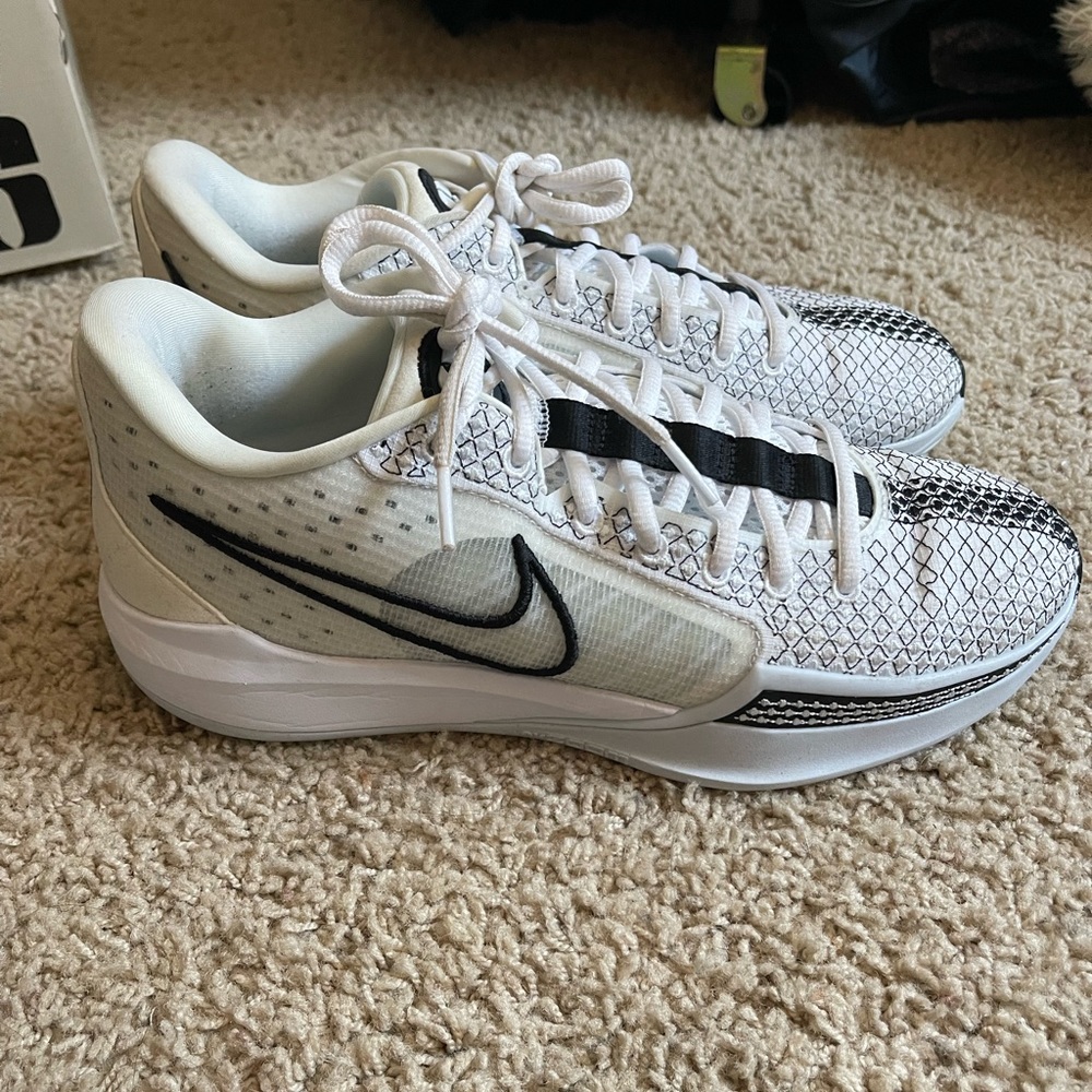 Nike Sabrina white & black basketball shoes size 8 men’s, size 9.5 women’s